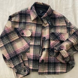 Cropped shacket. Full length sleeves. Can be rolled